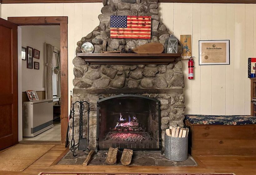 Pet Friendly Waterfront Cottage: On Site Bunkhouse