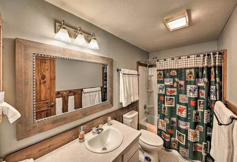 Quaint Priest Lake Cabin W/ Patio < 1 Mi To Lake!