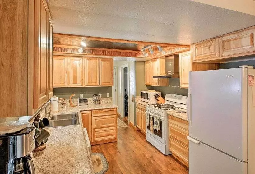 Quaint Priest Lake Cabin W/ Patio < 1 Mi To Lake!