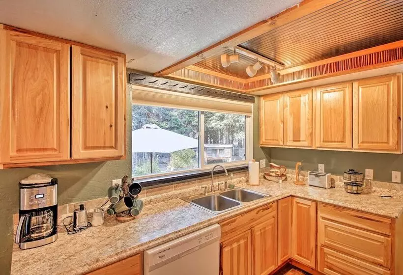 Quaint Priest Lake Cabin W/ Patio < 1 Mi To Lake!