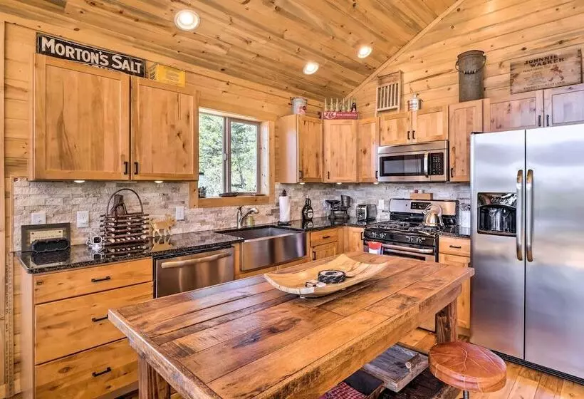 Jefferson Cabin W/ Fire Pit: Near Hiking Trails!