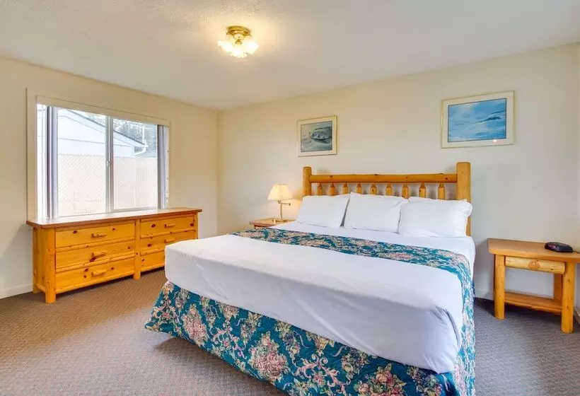 Rustic Coastal Smith River Cottage W/ Ocean Views!