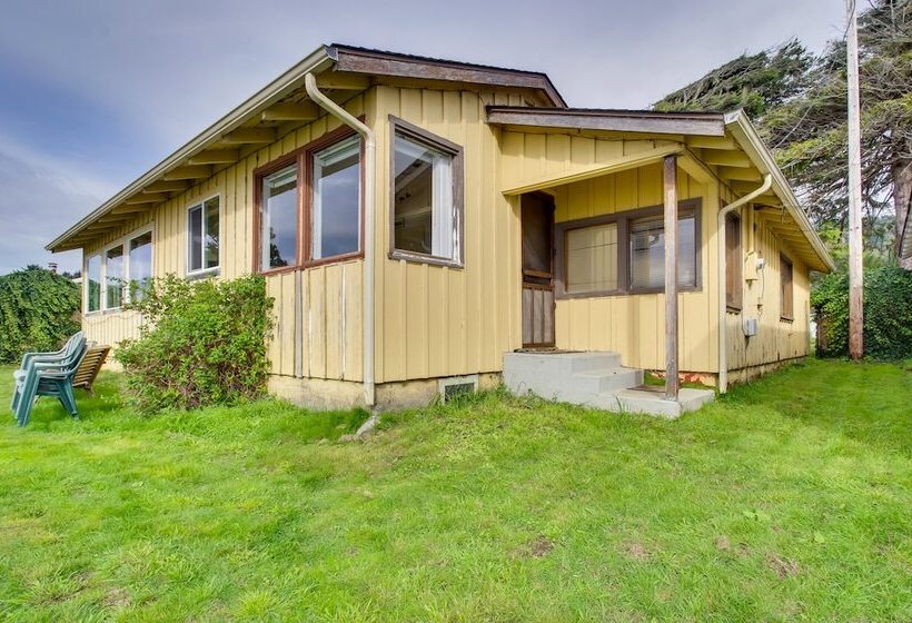 Rustic Coastal Smith River Cottage W/ Ocean Views!