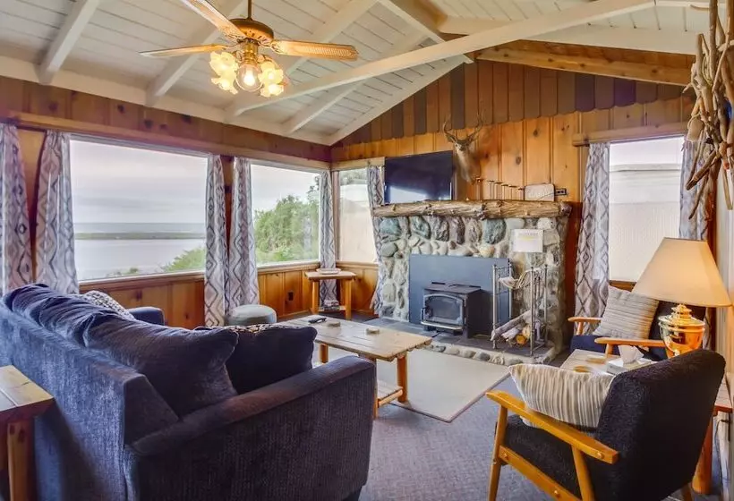 Rustic Coastal Smith River Cottage W/ Ocean Views!