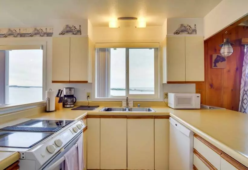 Rustic Coastal Smith River Cottage W/ Ocean Views!