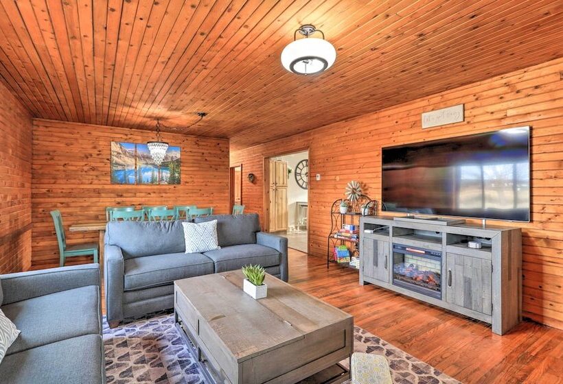 Secluded Cabin W/ Hot Tub, Game Room & Views!