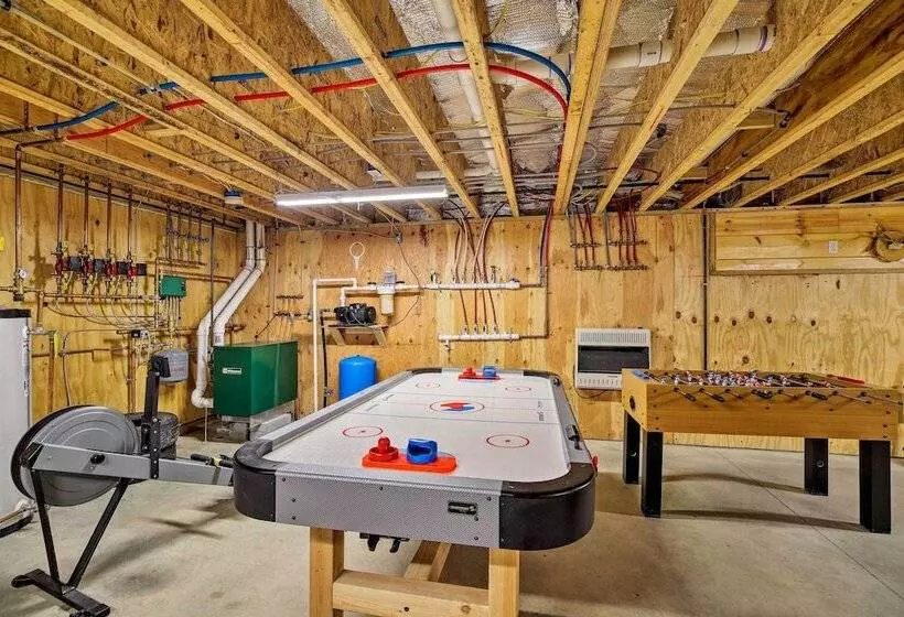 Ski Lodge Mtn Retreat W/ Fire Pit, Deck & Views!