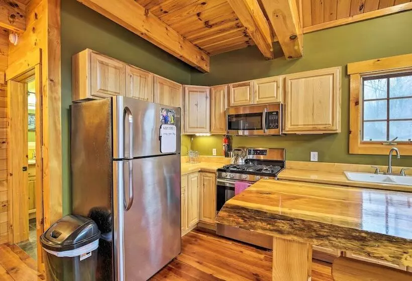 Ski Lodge Mtn Retreat W/ Fire Pit, Deck & Views!