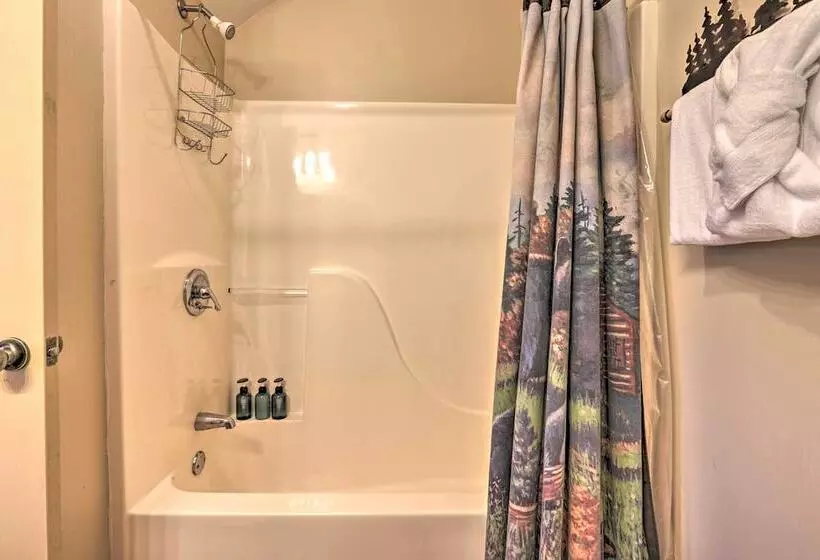 Smoky Mountain Retreat W/ Hot Tub, Arcade Games