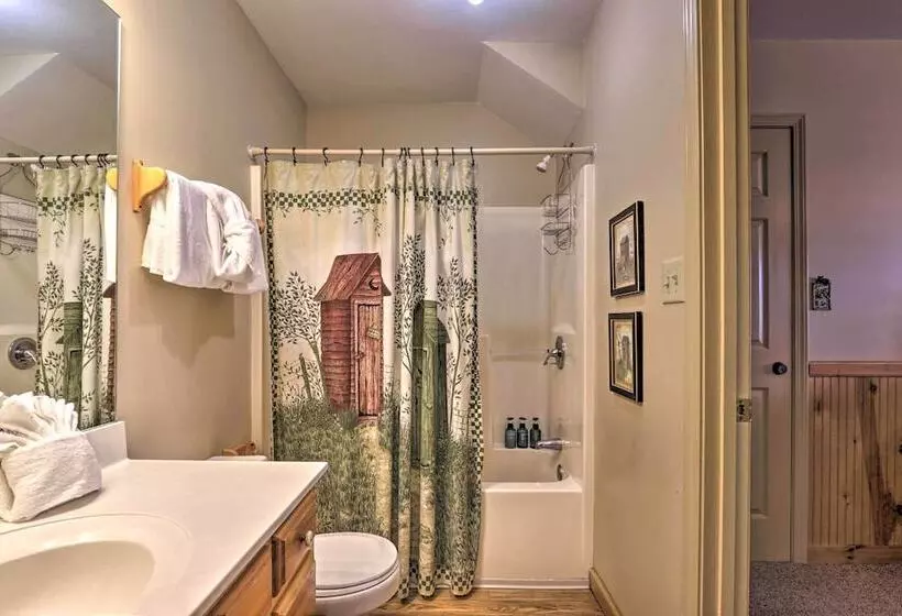 Smoky Mountain Retreat W/ Hot Tub, Arcade Games