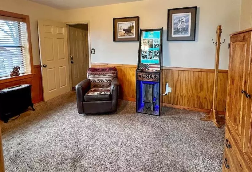 Smoky Mountain Retreat W/ Hot Tub, Arcade Games