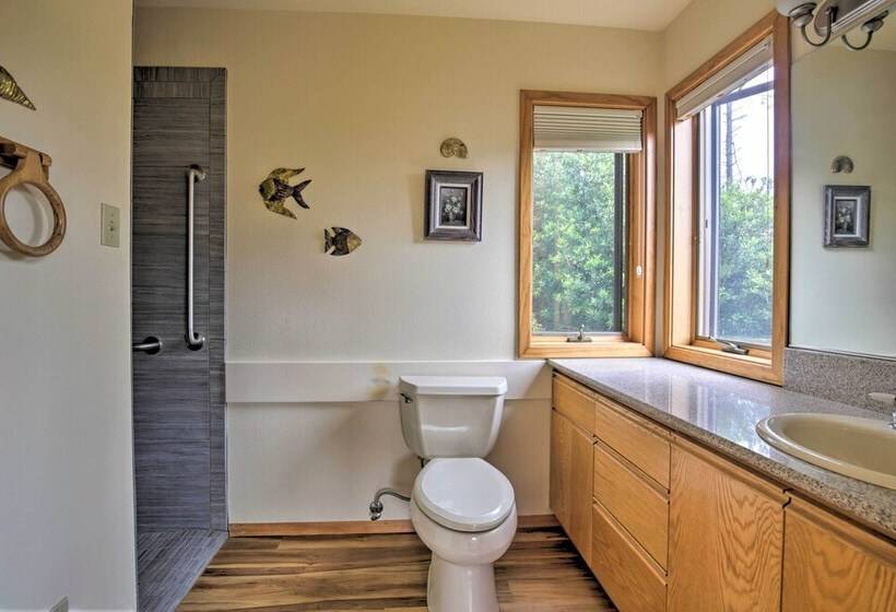 South Beach Home W/ Hot Tub, Deck Walk To Ocean!