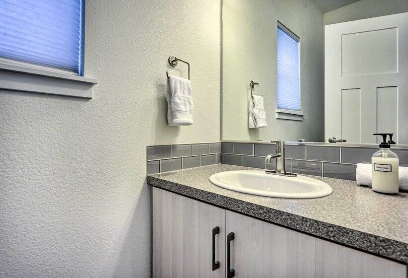 Spacious Old Town North Home W/ Rooftop Deck!