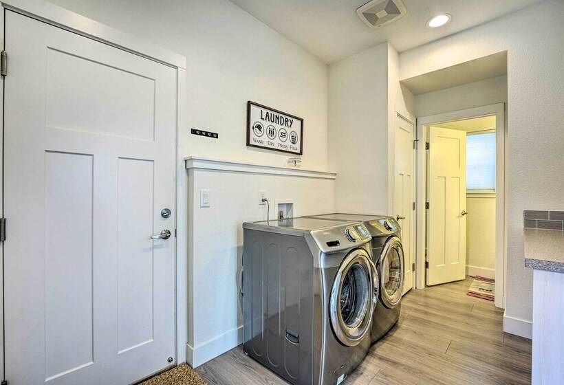 Spacious Old Town North Home W/ Rooftop Deck!