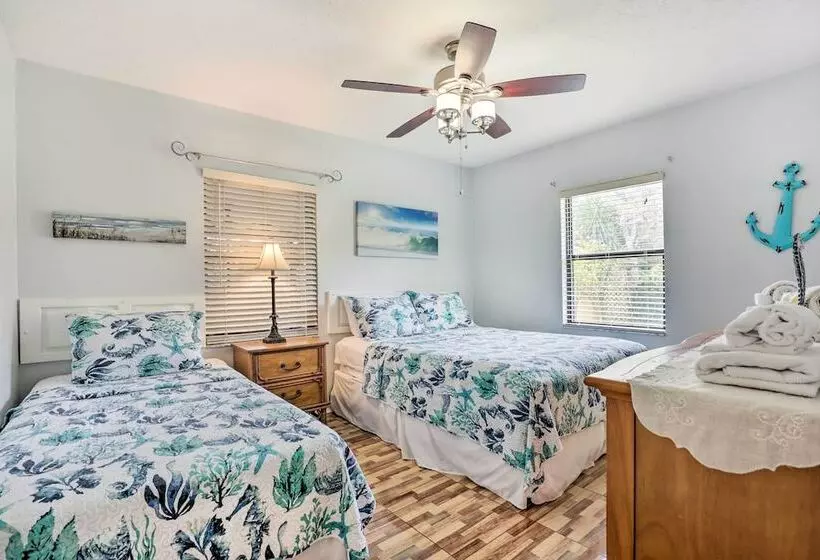 St Augustine Island Home W/ Patio, Walk To Beach!