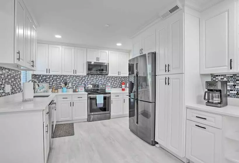 St Pete Retreat W/ Spacious Patio & Pond View
