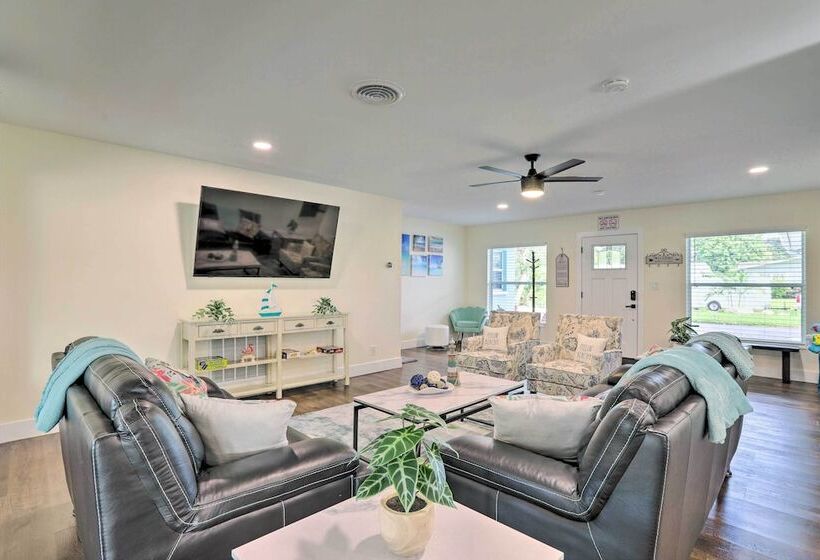 St Pete Retreat W/ Spacious Patio & Pond View