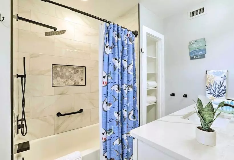 St Pete Retreat W/ Spacious Patio & Pond View
