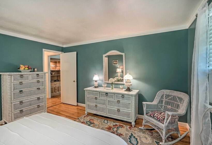 Stockbridge Home: Walk To Town Beach!