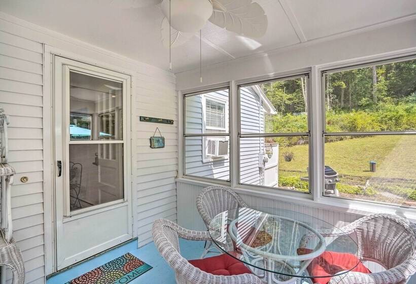 Stockbridge Home: Walk To Town Beach!