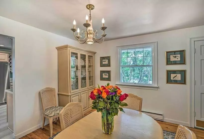 Stockbridge Home: Walk To Town Beach!