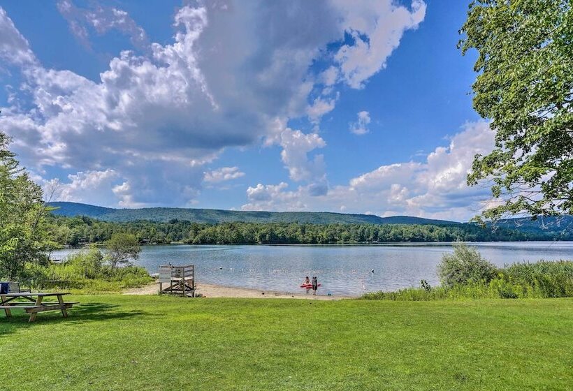 Stockbridge Home: Walk To Town Beach!