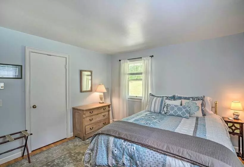 Stockbridge Home: Walk To Town Beach!