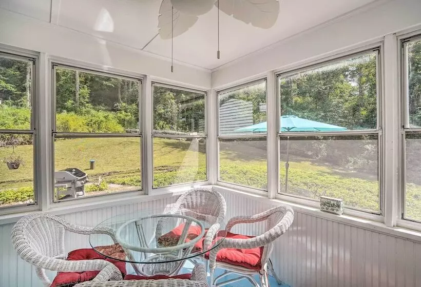 Stockbridge Home: Walk To Town Beach!