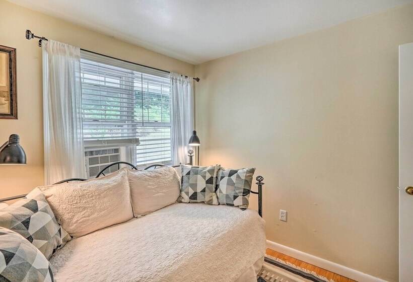 Stockbridge Home: Walk To Town Beach!