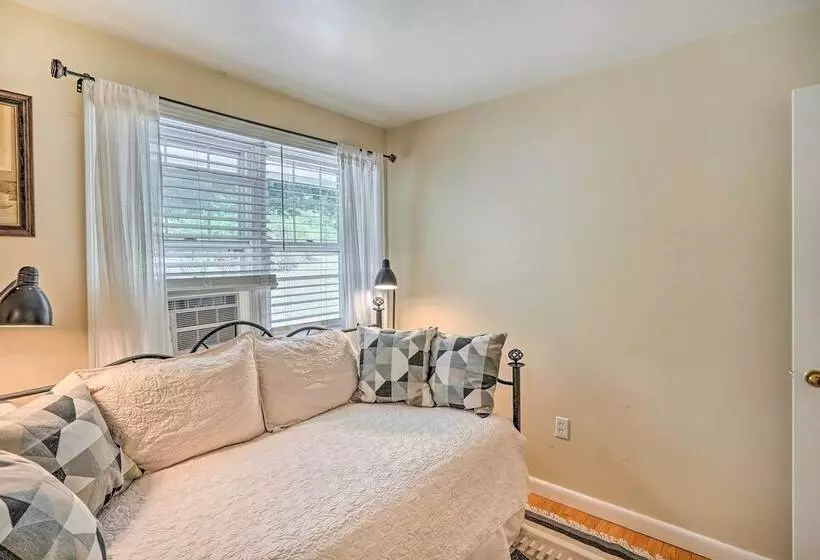 Stockbridge Home: Walk To Town Beach!