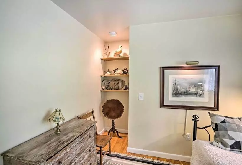 Stockbridge Home: Walk To Town Beach!