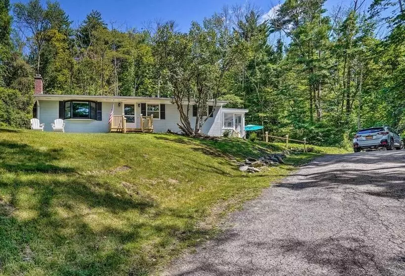 Stockbridge Home: Walk To Town Beach!