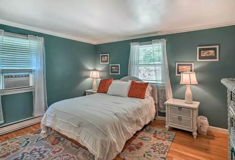 Stockbridge Home: Walk To Town Beach!