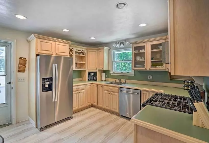 Stockbridge Home: Walk To Town Beach!