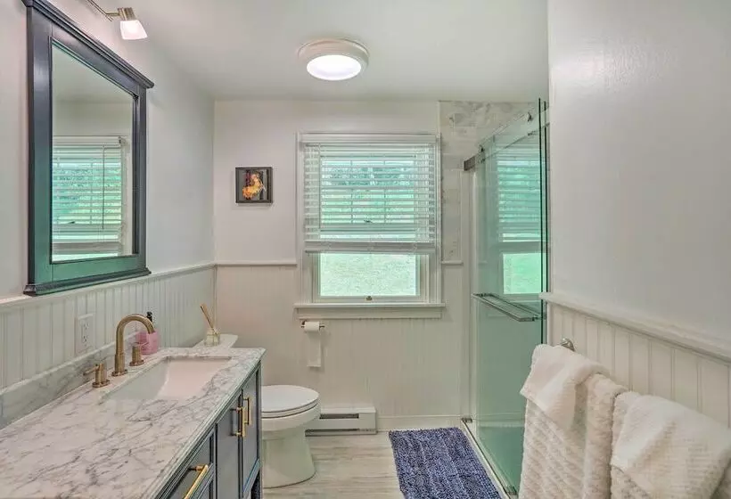 Stockbridge Home: Walk To Town Beach!