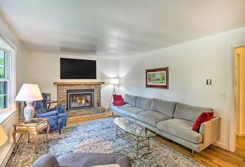 Stockbridge Home: Walk To Town Beach!