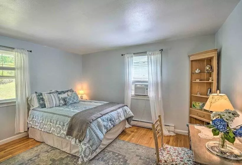 Stockbridge Home: Walk To Town Beach!