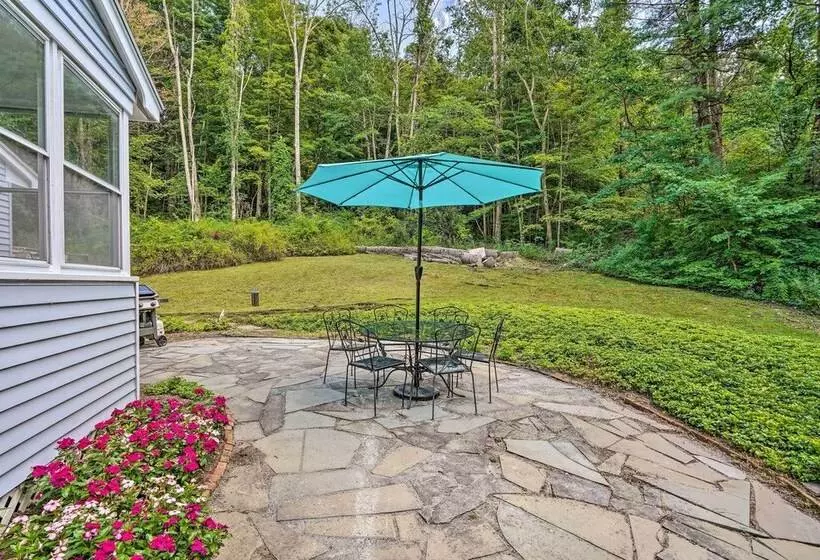 Stockbridge Home: Walk To Town Beach!