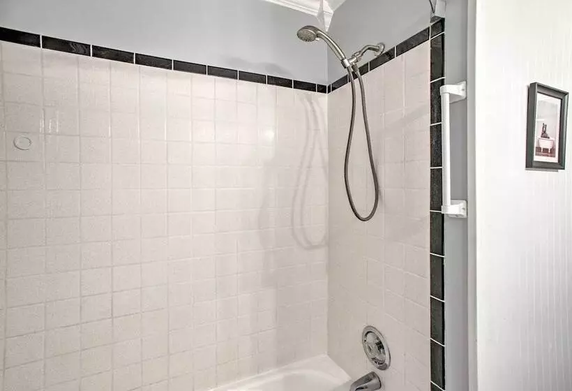 Stunning Evergreen Chalet W/ Private Hot Tub!