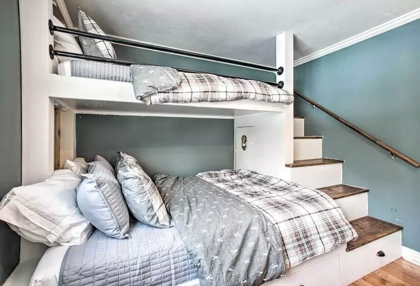 Stunning Evergreen Chalet W/ Private Hot Tub!