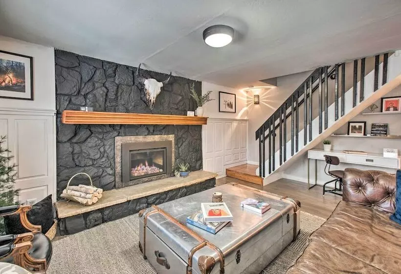 Stunning Evergreen Chalet W/ Private Hot Tub!