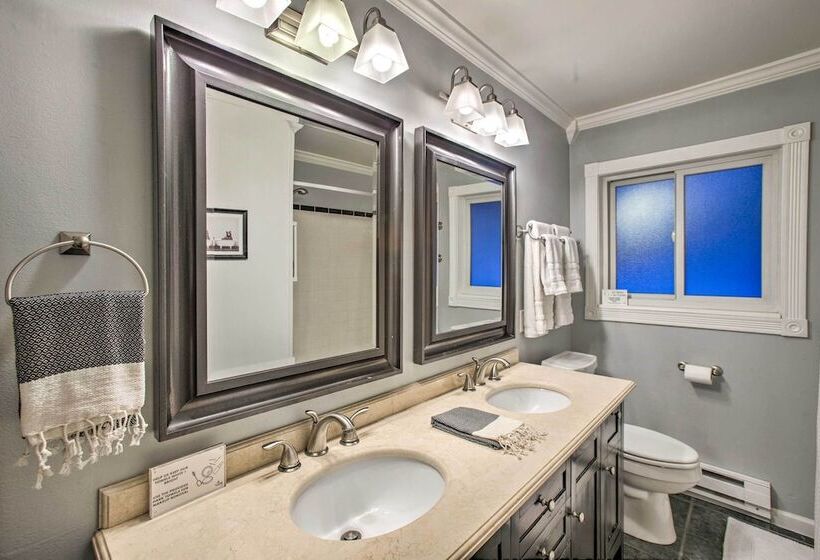 Stunning Evergreen Chalet W/ Private Hot Tub!