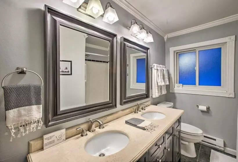 Stunning Evergreen Chalet W/ Private Hot Tub!