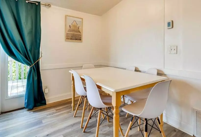 Stunning Pensacola Home, 8 Mi To Downtown!