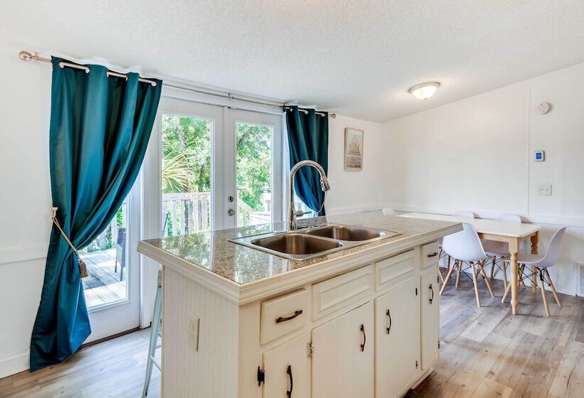 Stunning Pensacola Home, 8 Mi To Downtown!