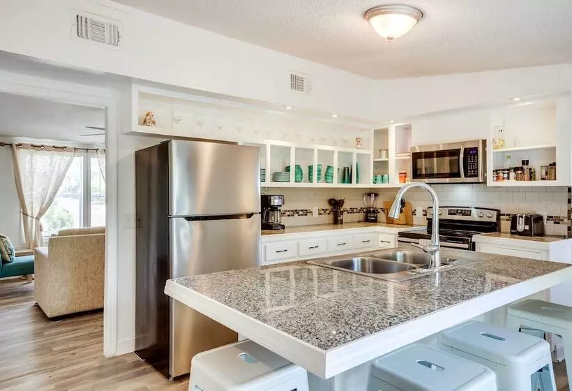 Stunning Pensacola Home, 8 Mi To Downtown!