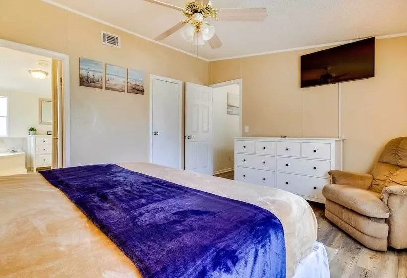 Stunning Pensacola Home, 8 Mi To Downtown!