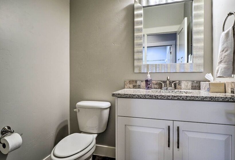 Adventure Bound Home W/ Pickleball, Hot Tub & More