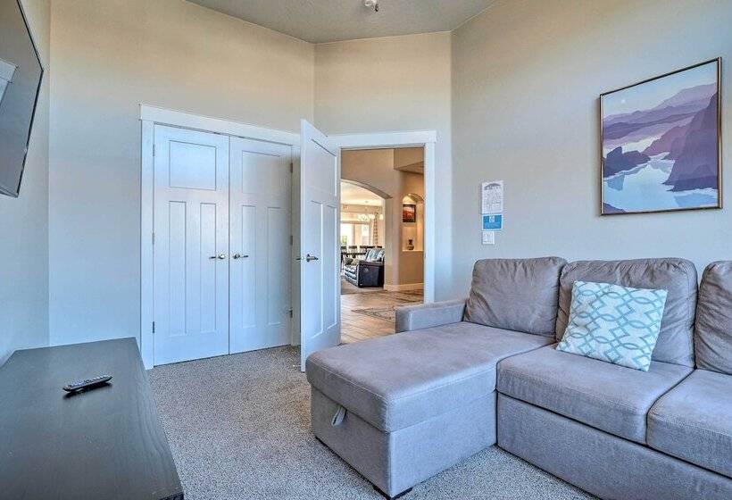 Adventure Bound Home W/ Pickleball, Hot Tub & More