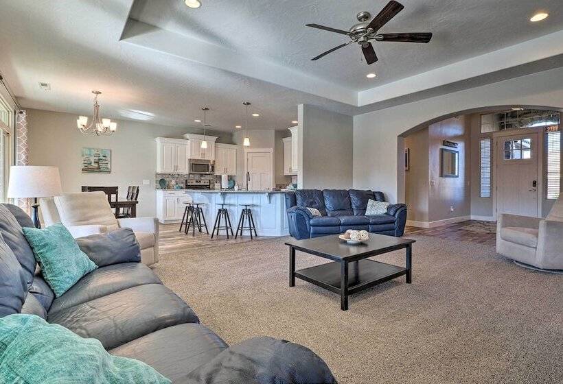 Adventure Bound Home W/ Pickleball, Hot Tub & More